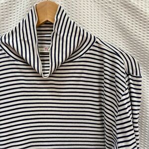 Vineyard Vines Navy and White Striped Turtleneck XL